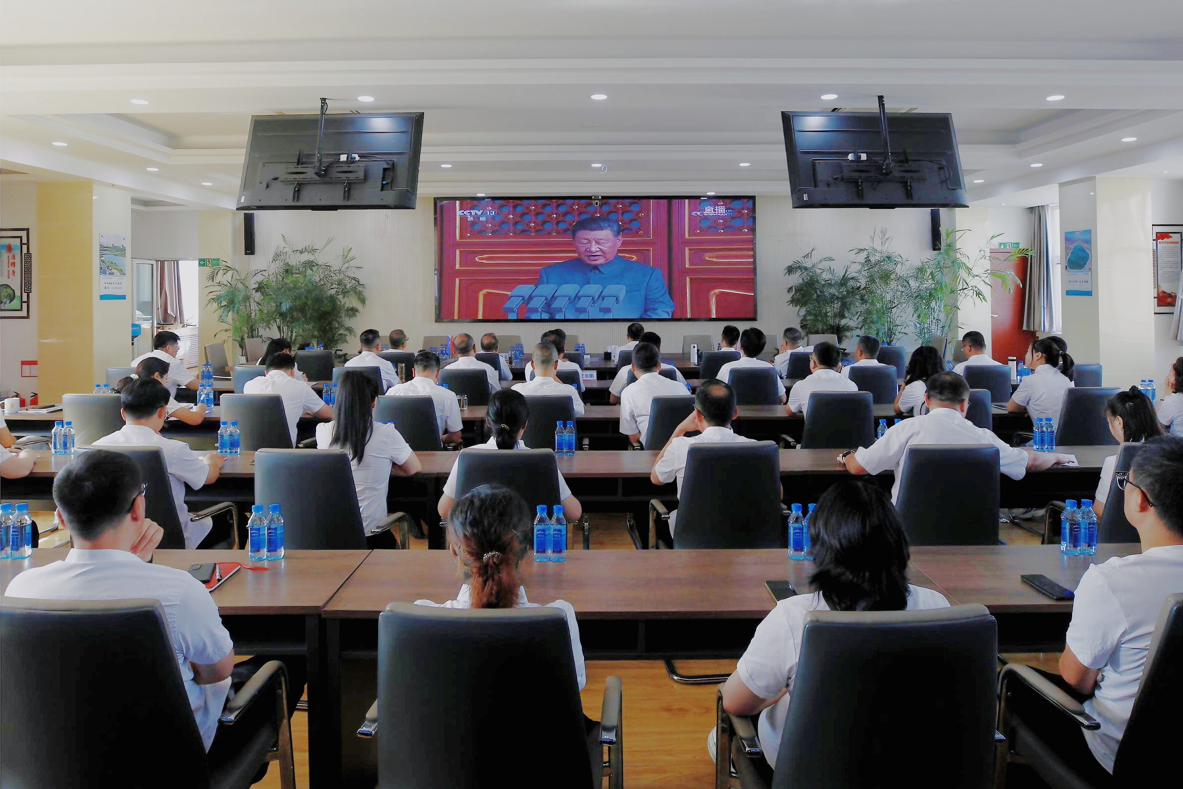 銘記歷史,致敬英雄!銀川中鐵水務組織觀看紀念抗戰勝利80周年閱兵式直播