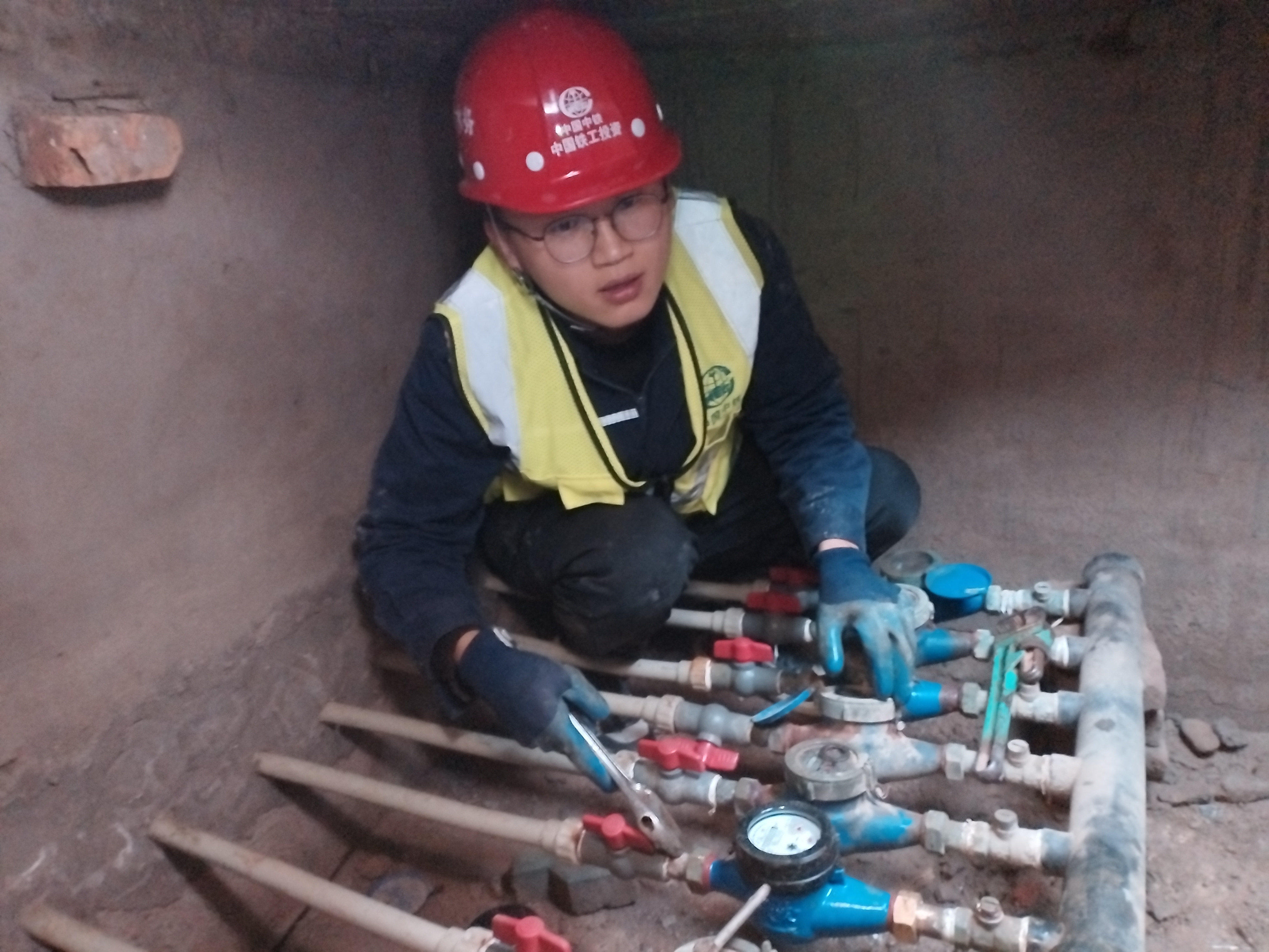 給用戶免費更換故障水表.jpg 給用戶免費更換故障水表.jpg